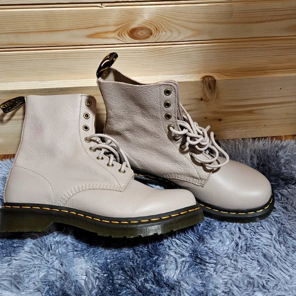 NWOB Dr Martens Pascal Boots sz 9 - Picture 1 of 5